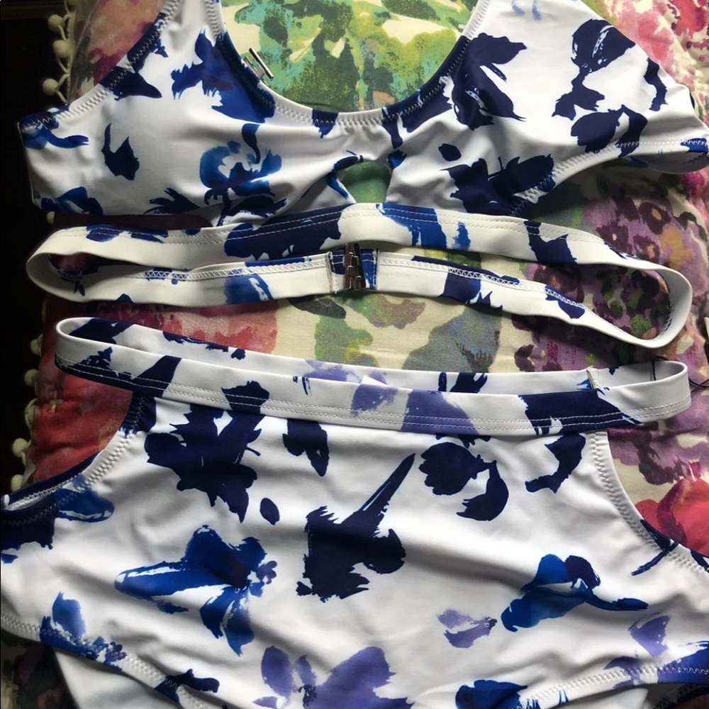 Bikini - Picture 2 of 2